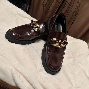 Fits like a 10 Women’s pleather chunky loafer with gold accent chain